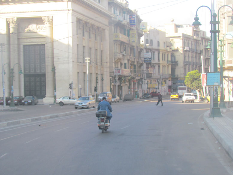 tras nuestro fixer, Agmed. Ahi lo tienes con 72 años con la vespa. Una maquina